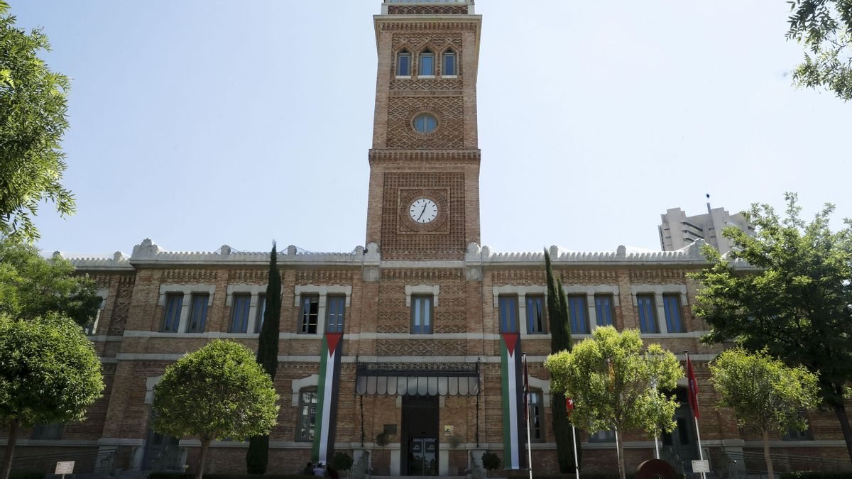 Más de 300 intelectuales de 40 países piden a Almeida que no desaloje a Casa Árabe de Madrid