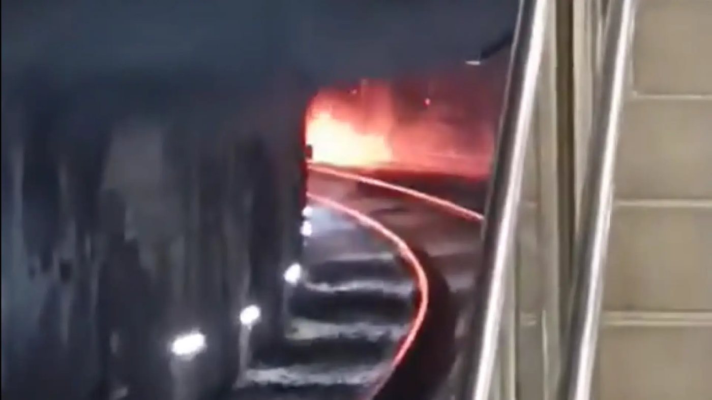 Un incendio en la catenaria del metro de Barcelona deja 139 personas atendidas