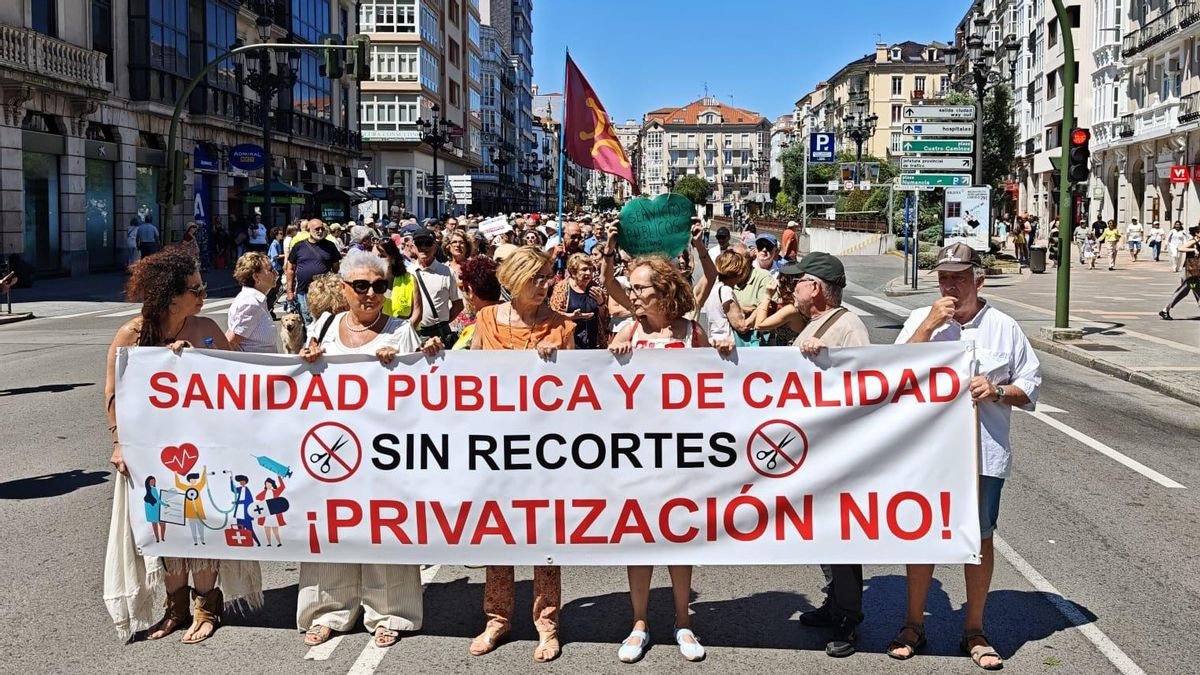 Más de un millar de personas protestan en Santander contra el «desmantelamiento» de la sanidad pública