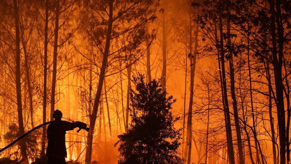 El incendio forestal en la Sierra Oeste de Madrid continúa activo y obliga a evacuar Valdemaqueda