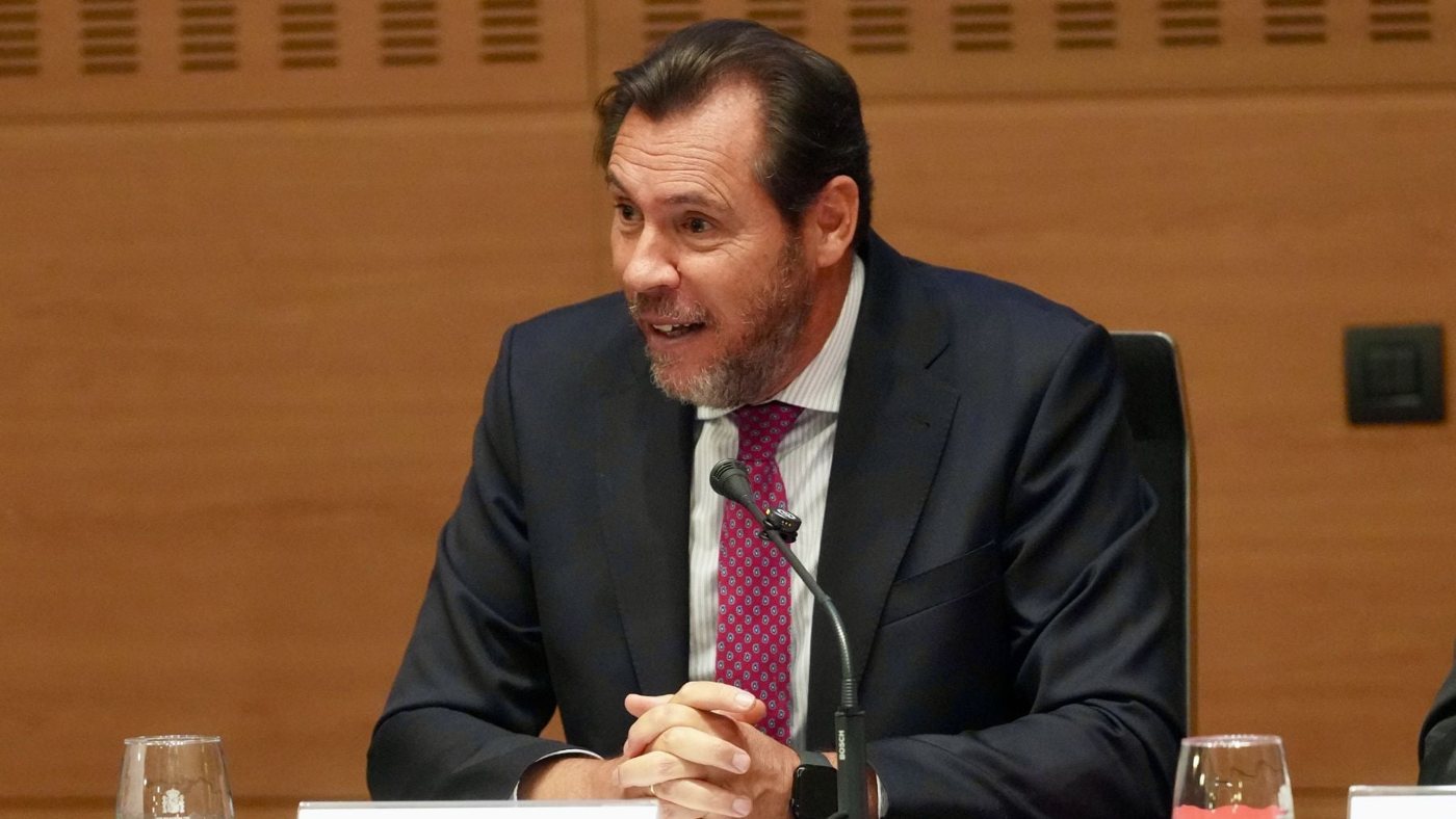 Óscar Puente llama «absentista» a Feijóo mientras España afronta la tragedia de los incendios en Almería