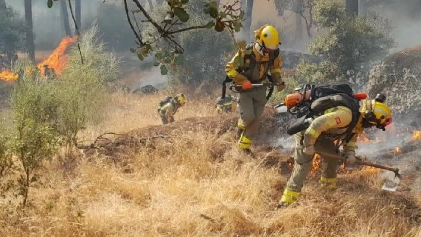 Un incendio forestal entre Toledo y Madrid obliga a evacuar viviendas y confinar Villa del Prado