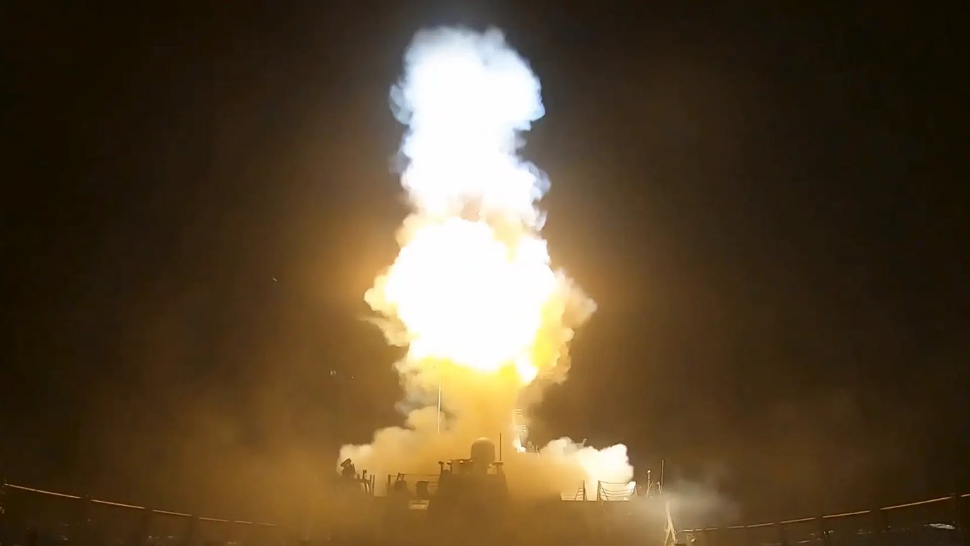 Irán cierra el estrecho de Ormuz y ataca países del Golfo en represalia por bombardeos de EE.UU.