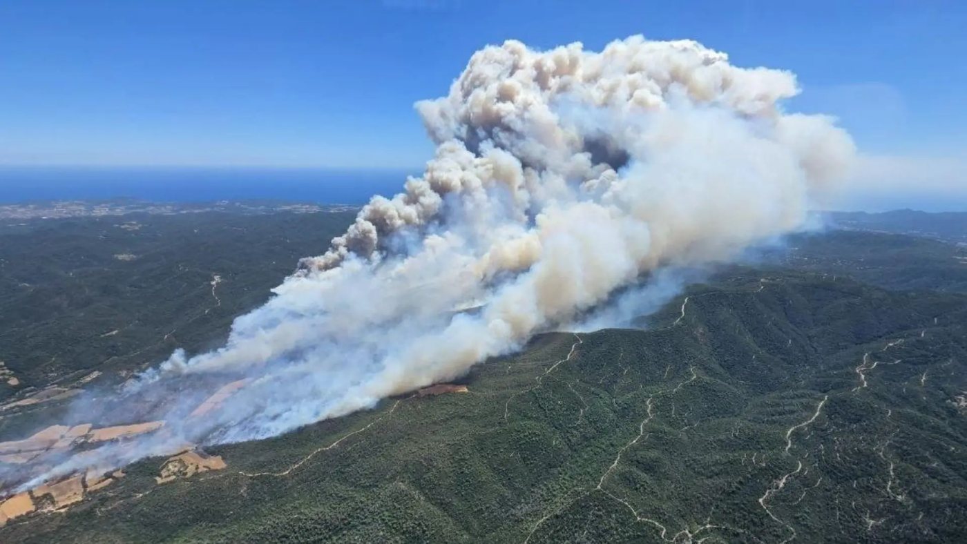 Detenido un hombre por provocar el incendio del Empordà al trabajar con una radial en la carretera