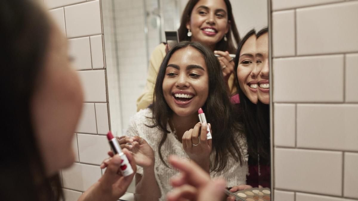 Maquilladores profesionales comparten sus claves para un maquillaje favorecedor a cualquier edad