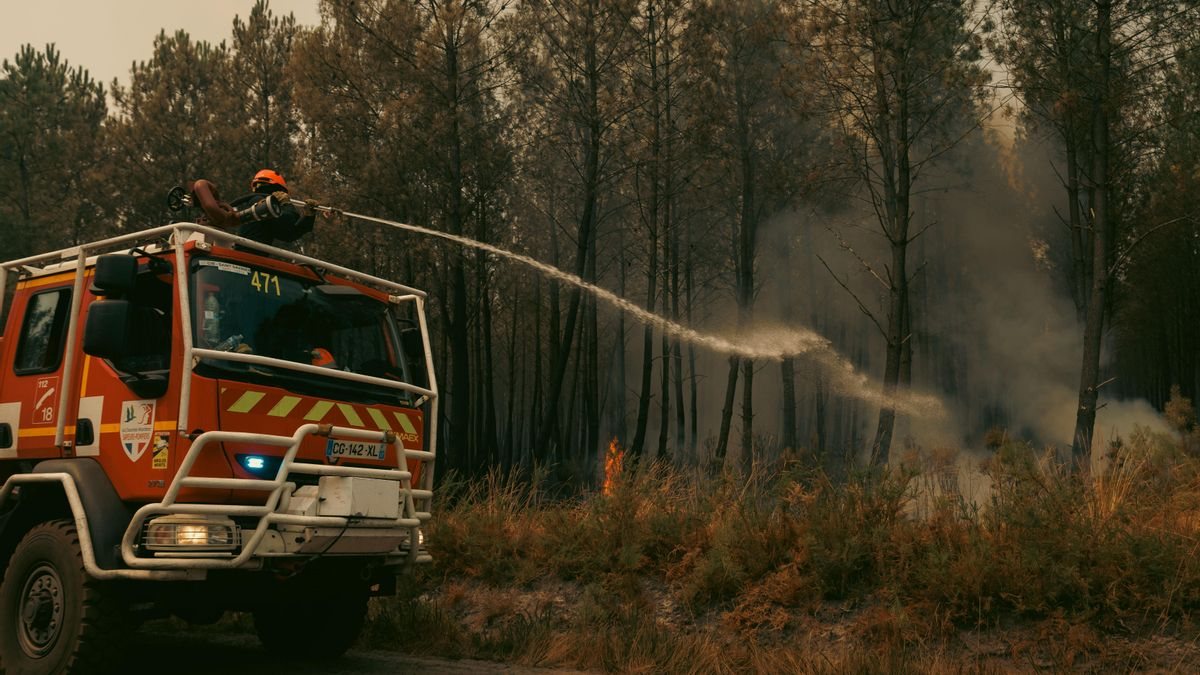 La nueva ola de calor complica la lucha contra el megaincendio en el suroeste de Francia