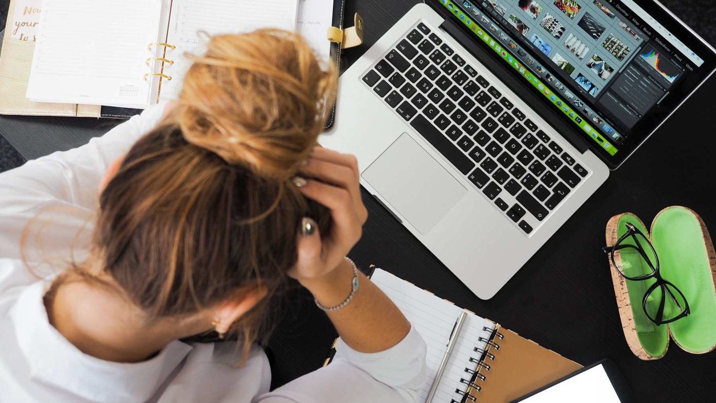 Psicóloga alerta sobre el FOMO laboral en verano y cómo afecta la productividad