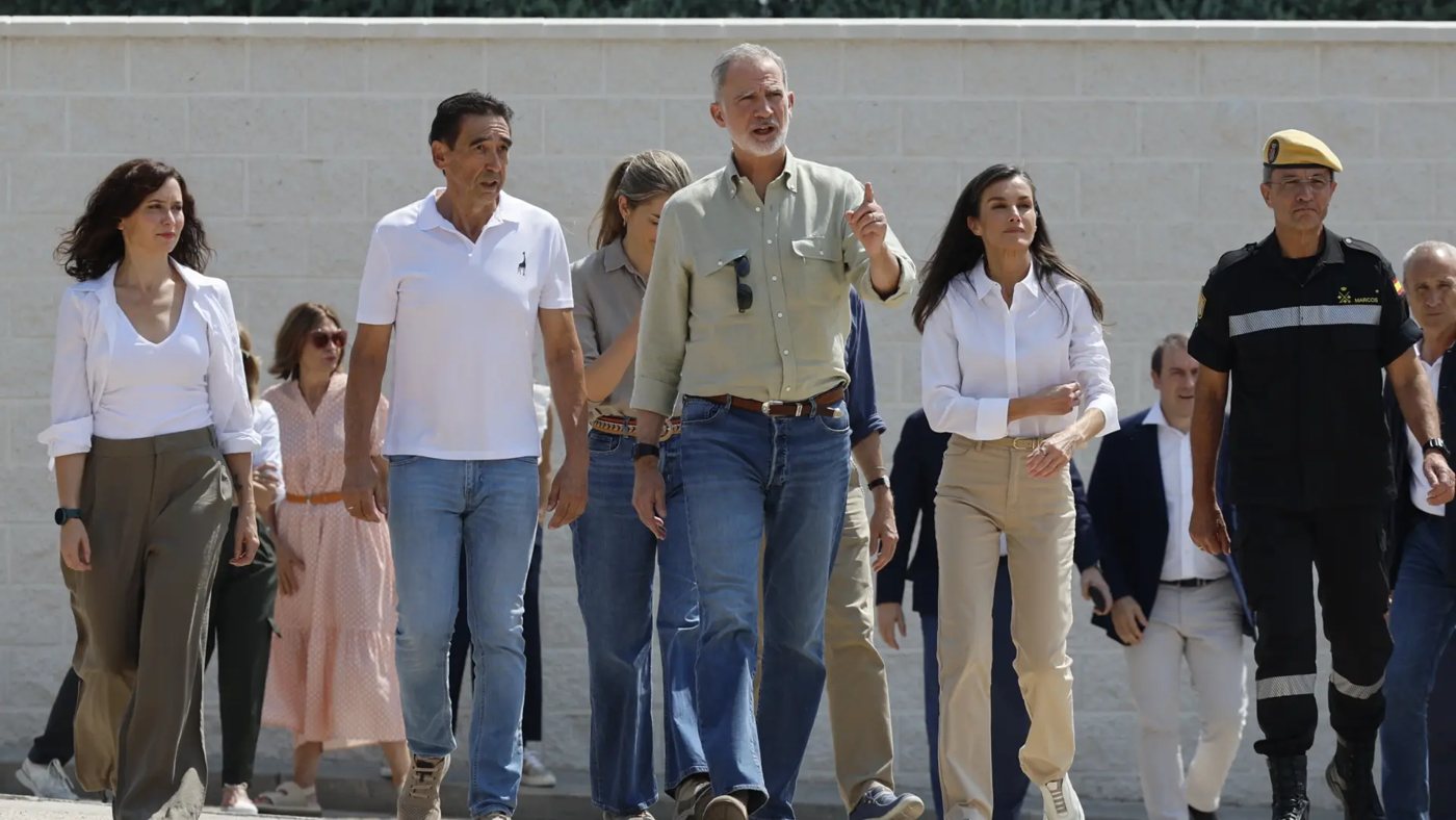 Felipe VI y Letizia visitan a evacuados por incendio en Villamanta y destacan la coordinación ejemplar