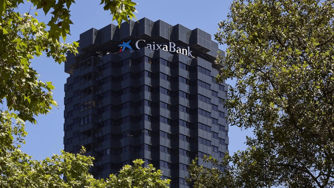 CaixaBank logra un beneficio récord de 3.203 millones en el primer semestre, un 8,5 % más