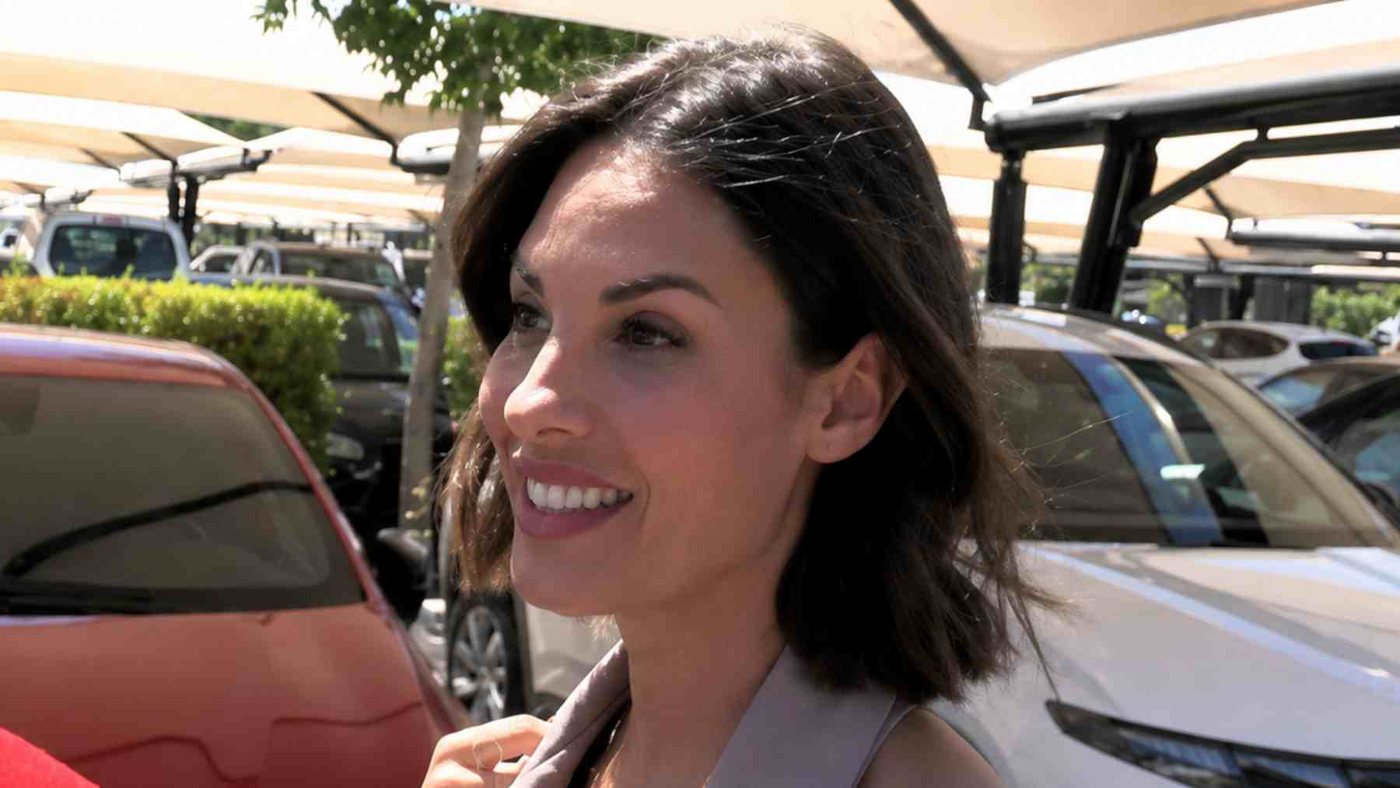 Jessica Bueno corta las preguntas sobre la educación religiosa de sus hijos con Jota Peleteiro