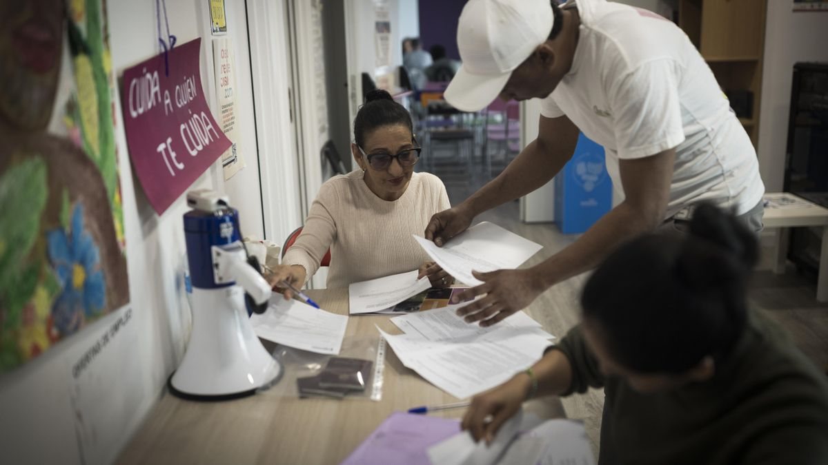La regularización de migrantes cierra con casi 1,2 millones de solicitudes, la mayoría de latinoamericanos