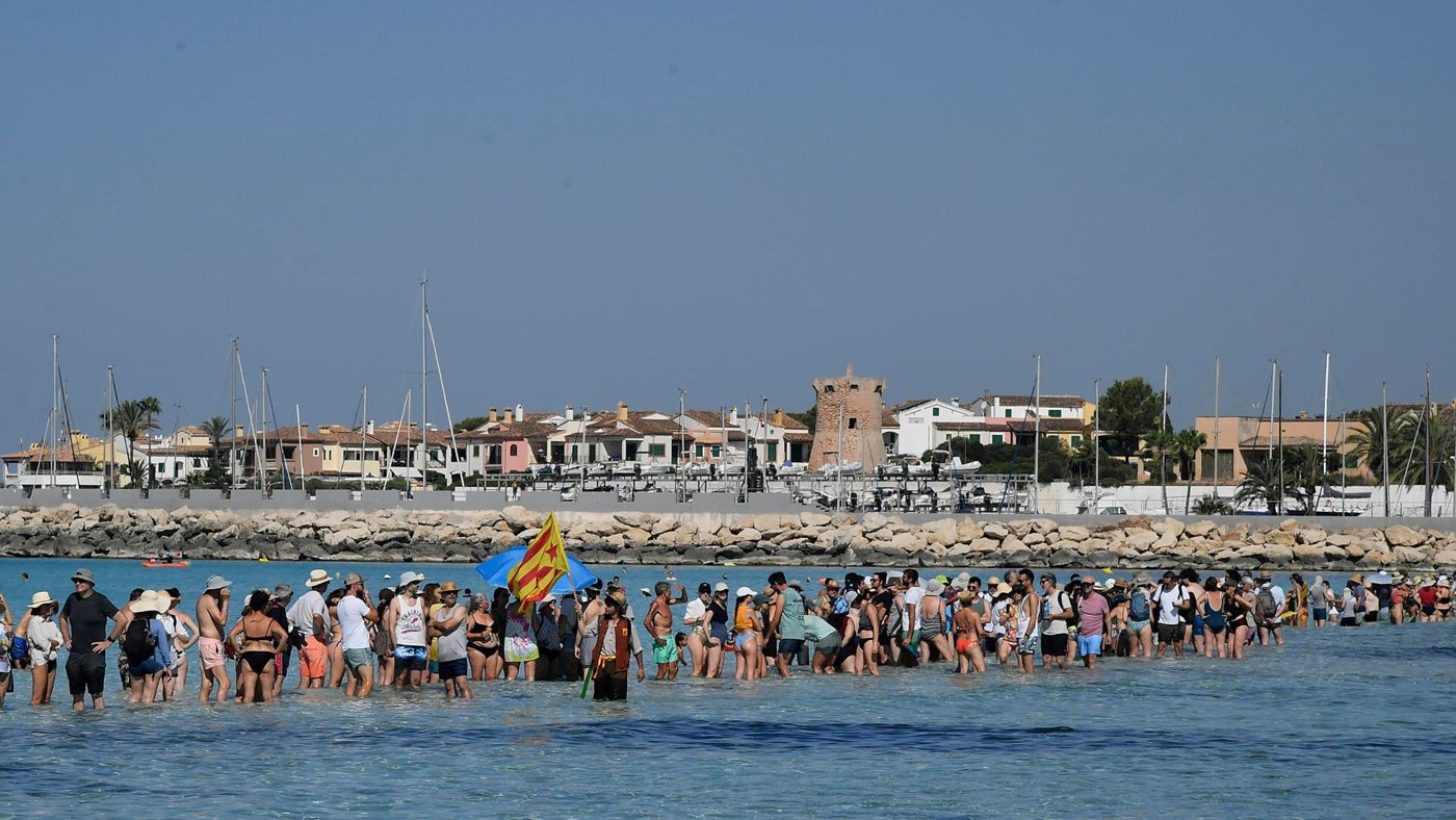 Fallece un hombre ahogado en la playa de Es Trenc durante una cadena humana en defensa del parque natural
